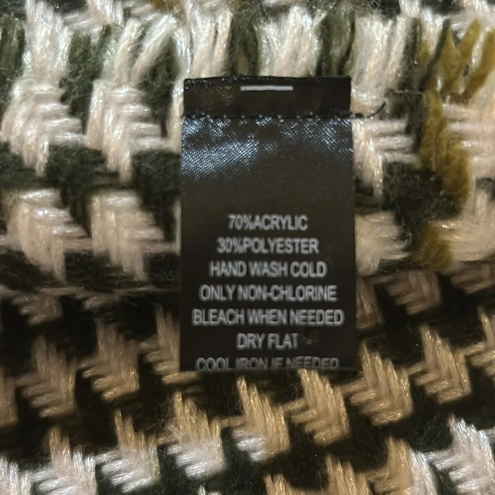 FRAAS The scarf Company knitted scarf. NEW